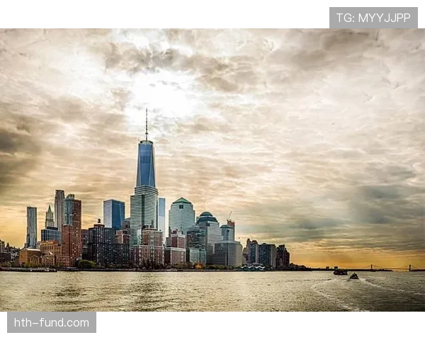 萨卡训练场上像隔壁小哥，赛后拎的包看着像能付我半年房租